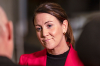 Kunnskapsminister Tonje Brenna (Ap) har bedt kommuner prioritere å vaksinere ansatte i barnehager og skoler. Likevel har kun 20 prosent av disse fått tredje dose koronavaksine.