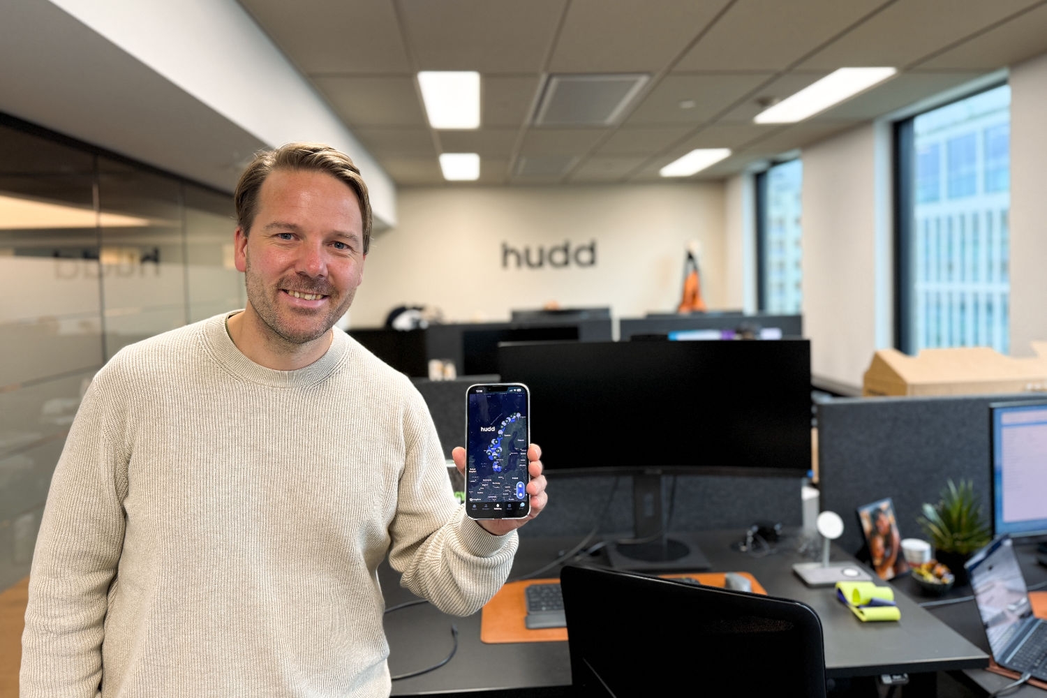 Jonas Floberg Åkre, kommunikasjonssjef i Hudd viser frem Hudd-appen