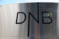 Ifølge Bloomberg har DNB-aksjen vokst 11 prosent hittil i år, mens Nordea har falt 11 prosent. DNB har nå en markedsverdi på på 248 milliarder kroner, mens Nordeas markedsverdi er på rundt 246 milliarder kroner.