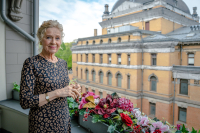 Liv Ullmann med Nationaltheatret i bakgrunnen. Som alenemor slo hun gjennom i USA på 1970-tallet.