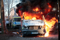 Det hersket kaotiske forhold i sentrum av Örebro fredag kveld, der flere hundre demonstranter støtte sammen med politiet da den dansk-svenske høyreekstremisten Rasmus Paludan skulle brenne Koranen.