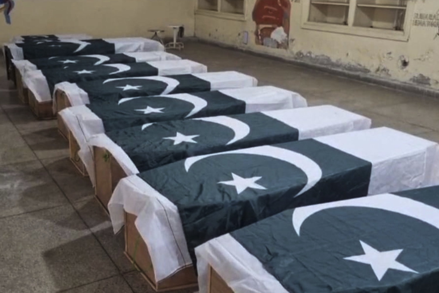 Kister med ofrene for et indisk rakettangrep i Bahawalpur i Pakistans Punjab-provins ble onsdag begravet. 