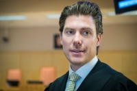 Advokat Christian Flemmen Johansen forsvarer den ene av de to som er tiltalt i en sak som omfatter underslag og salg av store mengder våpen fra Forsvaret.