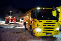 Nødetatene er på stedet der en enebolig brant ned natt til mandag.