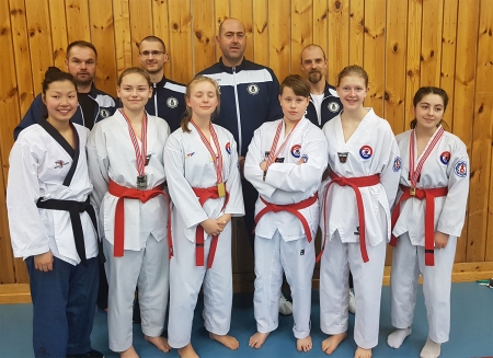 Bak fra venstre: Øistein Røste, Artjom Stalmakov, Geir Karlsen, Reinhardt Skøien. Foran fra venstre: Lisa Marie Schieldrop, Charlotte Slettebakken, Ida Helen Bye, Syver Bakken Fines, Helene Mala Haga, Nora Henriksen.