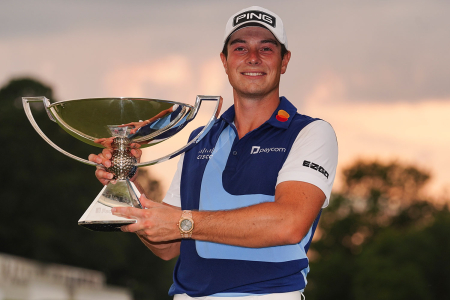 Viktor Hovland med trofeet etter at han sikret seg sin historiske seier i PGA-turneringen i Atlanta.