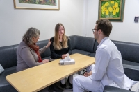 Flere studier viser at når folk får velge, foretrekker de fleste å få trøst og støtte fra levende mennesker, ikke fra en kvalifisert chatbot.