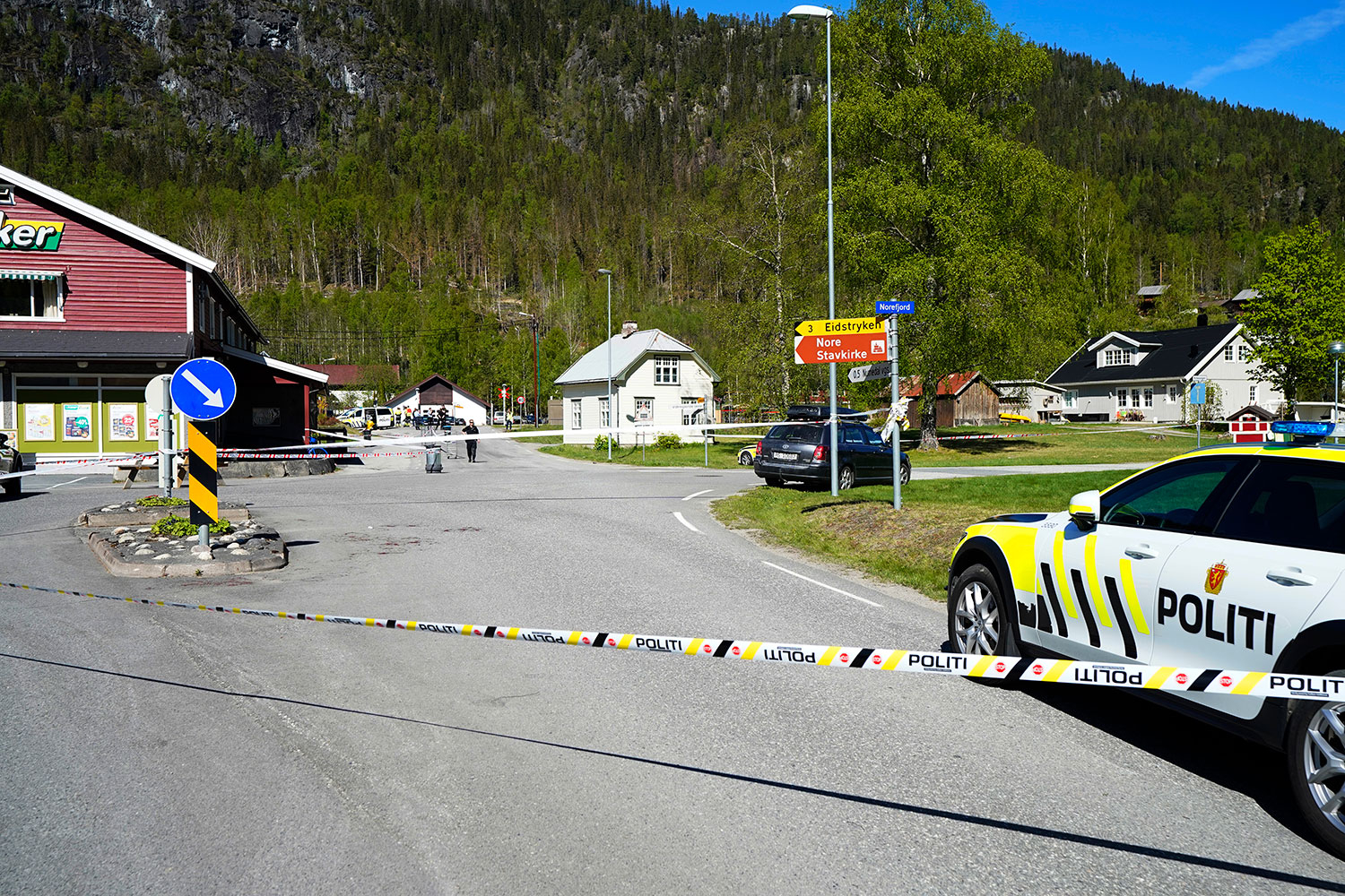 Tre personer er knivstukket på Nore i Numedal.