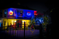 Flere har funnet frem julelys i vintermørket. Noen strekker seg enda litt lenger for å lyse opp med nisser, reinsdyr og annen LED-belysning.