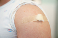 Regjeringen endrer intervallet mellom dose to og oppfriskningsdosen fra seks til fem måneder for alle ned til 45 år.