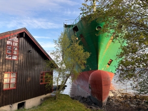 Konteinerskip i Trondheimsfjorden grunnstøtte få meter fra bolighus – venter på høyvann for tauing