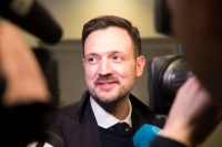 Regjeringen lanserte fredag en ny strategi mot skadelige skikker på FNs internasjonale jentedag.