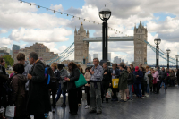 Man må belage seg på å stå over et døgn i kø dersom man vil se kisten til dronning Elizabeth i London lørdag.