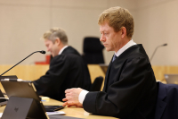 Statens advokat Anders F. Wilhelmsen (t.v.) og AUFs advokat Pål Martin Sand under rettssaken om minnesmerket ved Utøyakaia i Ringerike tingrett. De mener behovene til de etterlatte og overlevende må veie tyngre enn naboenes behov.
