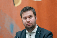 Geir Pollestad sier Senterpartiets stortingsgruppe mener regjeringen må bruke enda sterkere virkemidler for å begrense strømproduksjonen for eksport.