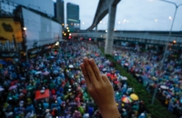 Tusenvis av demokratiforkjempere protesterte i Bangkok mot landets myndigheter lørdag. Søndag fortsatte demonstrasjonene i over 20 byer.