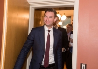 Stortinget støtter enstemmig forslaget om full elavgift for den delen av kraften som brukes til å utvinne kryptovaluta i datasentre. Her finanskomiteens leder Henrik Asheim (H).