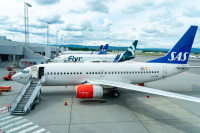 Konflikten mellom flyteknikerne og arbeidsgiverne fører søndag til mange innstilte avganger fra norske flyplasser.
