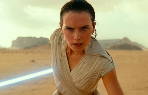 Daisy Ridley som spiller Rey i en scene fra «Star Wars: The Rise of Skywalker», som har premiere 20. desember.