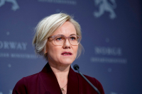 Helse- og omsorgsminister Ingvild Kjerkol (Ap) varsler at det kan komme strengere koronatiltak denne uken.