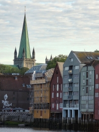 Den mektige Nidarosdomen ruver i bakgrunnen med de karakteristiske bryggene langs Nidelva i forgrunnen.