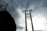 Å kjøpe dyr strøm i Sør-Norge og selge den for en lavere pris, kan drive Meløy Energi mot konkurs. Nå vil selskapet kjøpe kundene ut av fastprisavtalene de har fått.