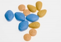 Det finnes flere typer potenspiller til salgs i Norge. Fra 2020 kan Viagra – de blå pillene på bildet – kjøpes uten resept på apoteket.