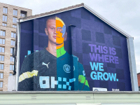 Erling Braut Haaland har fått et veggmaleri av seg selv på 17 x 10 meter i Manchester sentrum.