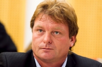 Seks år etter at byggmester Harald Langemyhr ble frikjent av Oslo kommune for bedrageri, starter hans søksmål mot staten for urettmessig straffeforfølgelse.