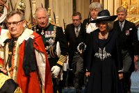 Prins Charles ankommer Parlamentet sammen med kona, hertuginne Camilla.